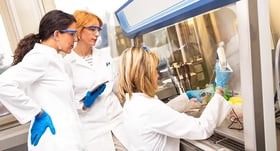 Scienze della vita - Life sciences industry image of female scientists in a lab