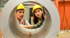 Produzione - Manufacturing image of a foreman worker conducting site checks