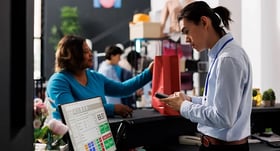 Piattaforma MDM - Retail industry image of a retail employee using a centralized data system