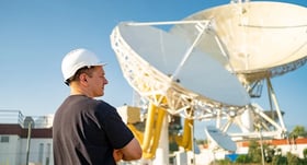 Telecomunicazioni - Telecommunications industry image of engineer looking at earth based radios